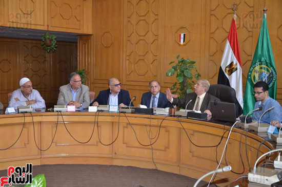 محافظ الإسماعيلية يناقش تفعيل اتفاقيات التعاون مع الغرف العربية والأجنبية (3)
