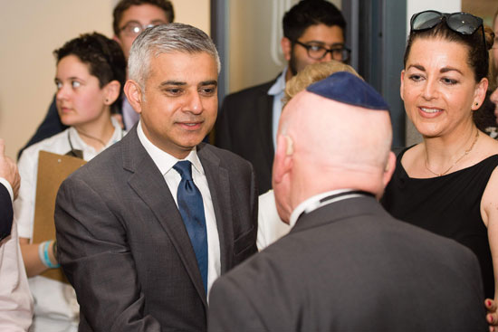 رئيس بلدية لندن المنتخب يشارك فى حفل ذكرى الهولوكوست صادق خان (10)