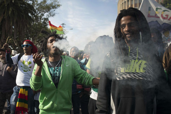 -أصحابالكيف-يتظاهرون-للمطالبة-بتقنين-مخدر-الماريجوانا-(4)