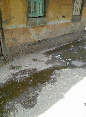  مياه الصرف الصحى تغرق منازل قرية كومبو القصر فى البحيرة (11)