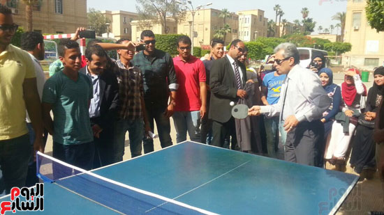 رئيس-جامعة-القاهرة-يلعب-بينج-بونج-مع-وكيل-كلية-التجارة-(1)