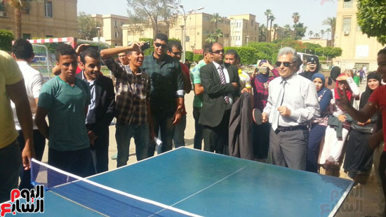 رئيس-جامعة-القاهرة-يلعب-بينج-بونج-مع-وكيل-كلية-التجارة-(3)