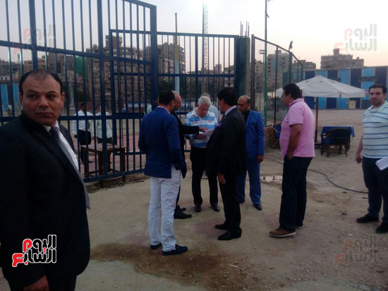 1مرتضى منصور يشاهد مران الزمالك بصحبة نواب البرلمان (1)