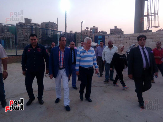 1مرتضى منصور يشاهد مران الزمالك بصحبة نواب البرلمان (2)