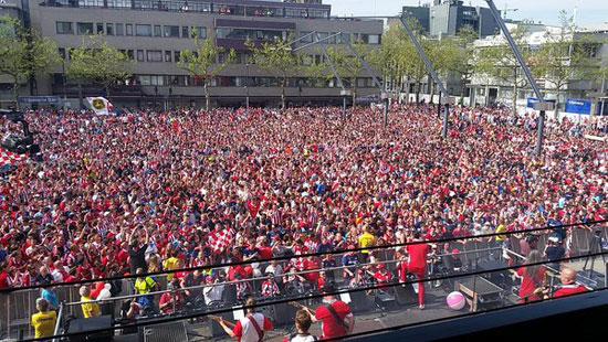 إحتفالات لاعبى آيندهوفن مع الجماهير بلقب الدوري الهولندي (1)