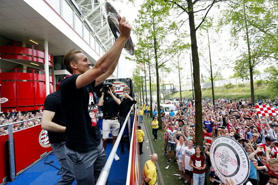 إحتفالات لاعبى آيندهوفن مع الجماهير بلقب الدوري الهولندي (6)