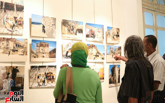 قنصل فرنسا بالإسكندرية يفتتح معرض صور بالمعهد الثقافى (11)