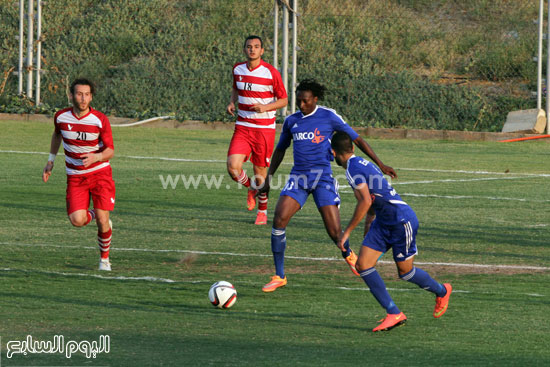  لاعب فاركو يسيطر على الكرة -اليوم السابع -6 -2015