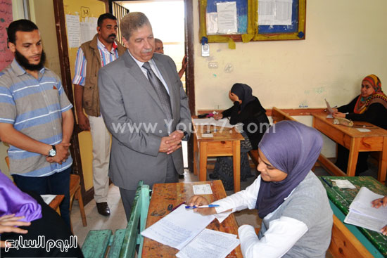 المحافظ يطمئن على امتحان إحدى الطالبات  -اليوم السابع -6 -2015