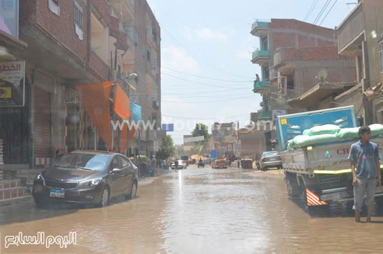 المياه تغرق شوارع القرية وسط غياب المسئولين -اليوم السابع -6 -2015