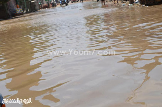 المياه غمرت الشوارع والمسئولين يتجاهلون المشكلة -اليوم السابع -6 -2015