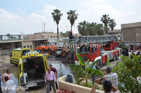 سيارات الإسعاف وسيارات المطافي داخل مصنع الزيت -اليوم السابع -6 -2015