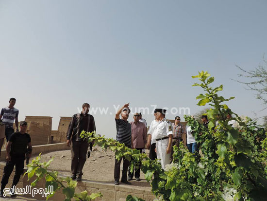 مدير الأمن يستمع للقيادات الأمنية أثناء زيارته لمعبد فيلة -اليوم السابع -6 -2015