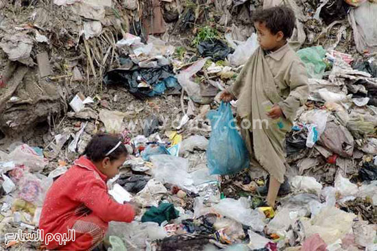 أطفال العشوائيات يعبثون فى القمامة -اليوم السابع -6 -2015