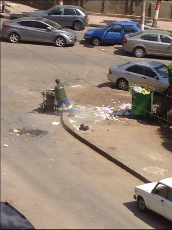 	العامل يلقى القمامة بالقرب من الصندوق بدلا من أن يلقيها بداخله -اليوم السابع -6 -2015