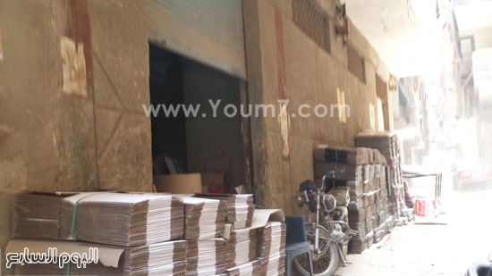 محلات بيع الكارتون والمواد الخام للصناعات التى تخدم على صناعة الموبليا فى منشية السد -اليوم السابع -6 -2015