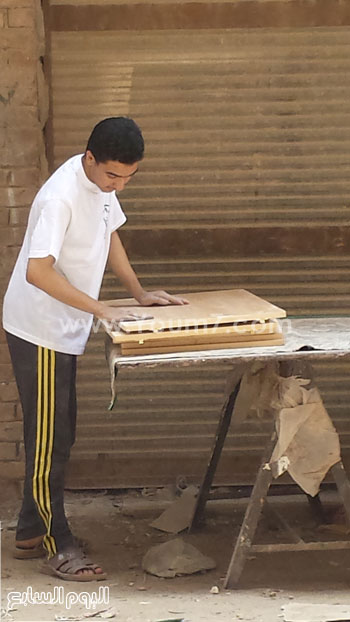 محمود كمال انتهى من الامتحانات وذهب للعمل بالورشة لان الشغل قيمة -اليوم السابع -6 -2015