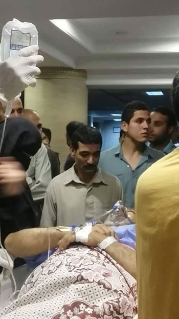 	أهالى جزيرة السعادة بمستشفي خاص أثناء نقل القتلي في المشاجرة -اليوم السابع -6 -2015
