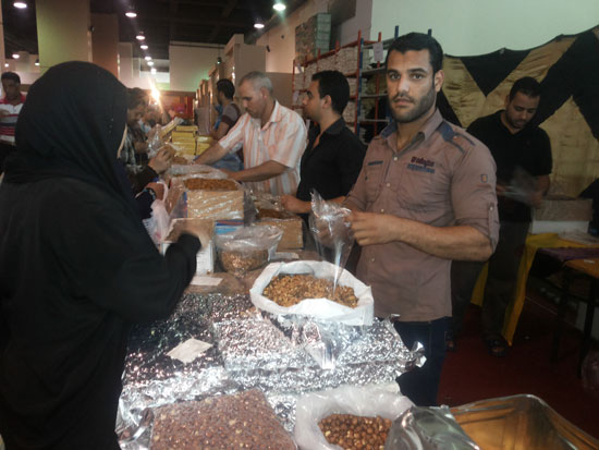 جانب من إقبال المواطنين علي شراء مستلزمات رمضان  -اليوم السابع -6 -2015