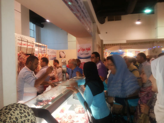 إقبال كثيف من المواطنين علي شراء اللحوم السوداني الطازجة بـ40 جنيه للكيلو -اليوم السابع -6 -2015