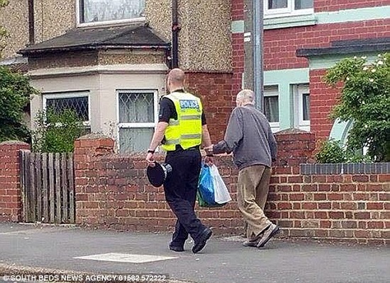 شرطى بريطانى يحمل لرجل مسن حقائب التسوق -اليوم السابع -6 -2015