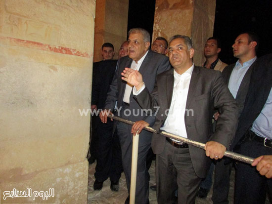 وزير الآثار يشرح لمحلب النقوش على جدران الدير البحرى -اليوم السابع -6 -2015