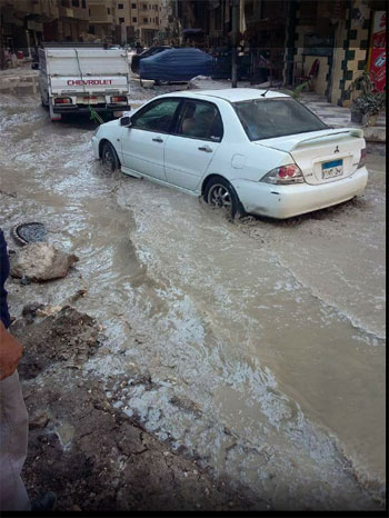 السيارات تسبح فى مياه الصرف الصحى  -اليوم السابع -6 -2015