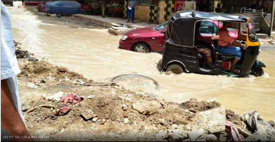 توك توك وسيارة غارقان فى المياه وتظهر آثار عمليات الحفر -اليوم السابع -6 -2015