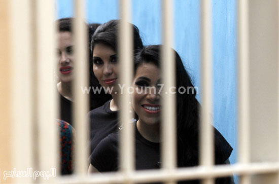 السجينات وراء القضبان ينتظرن العرض على خشبة المسرح  -اليوم السابع -6 -2015