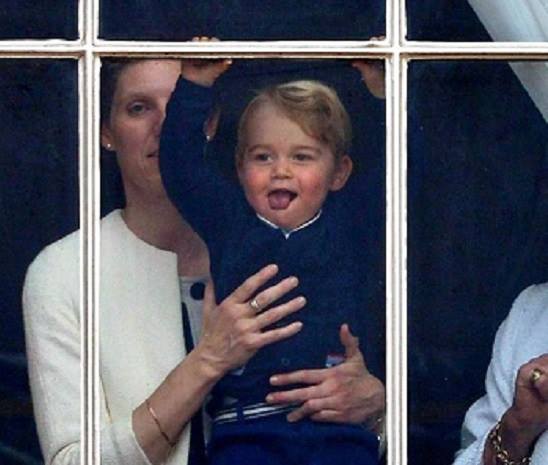الأمير جورج يشاهد موكب عيد ميلاد الملكة إليزابيث من شرفة القصر الملكى -اليوم السابع -6 -2015