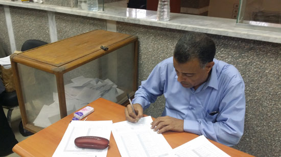 رئيس اللجنة أثناء تسجيل أسماء الناخبين بالكشوف -اليوم السابع -6 -2015