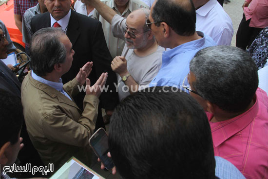 	أحد المواطنين يقدم شكوى لمحافظ الجيزة -اليوم السابع -6 -2015