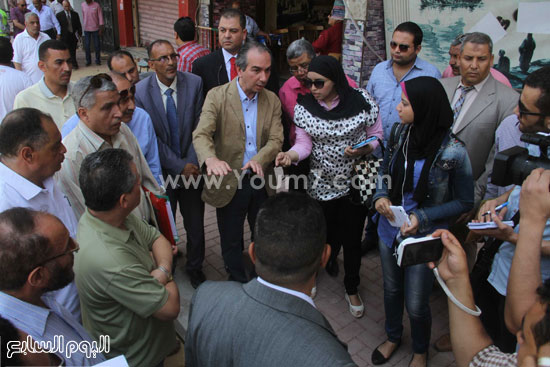 	الدكتور خالد زكريا خلال جولته بشارع فيصل -اليوم السابع -6 -2015