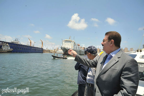 المهندس هانى ضاحى وزير النقل خلال تفقده لميناء الإسكندرية -اليوم السابع -6 -2015