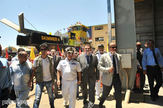 	وزير النقل خلال جولة تفقدية لأرجاء ميناء الإسكندرية البحرى -اليوم السابع -6 -2015