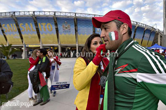 مشجع يرسم ألوان المكسيك على وجهه قبل المباراة -اليوم السابع -6 -2015