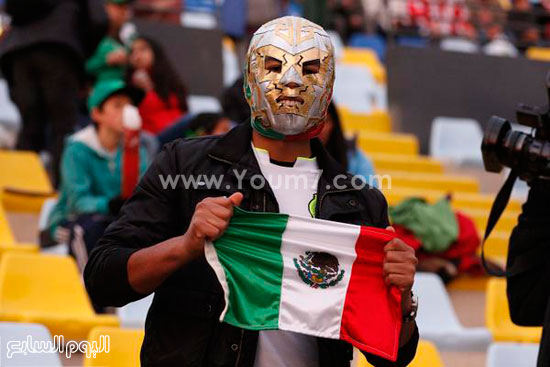 مشجع مكسيكى يرتدى قناعا فى المدرجات -اليوم السابع -6 -2015