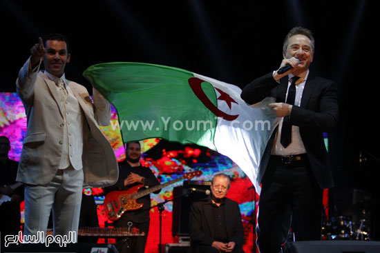علم الجزائر يغطى المسرح -اليوم السابع -6 -2015