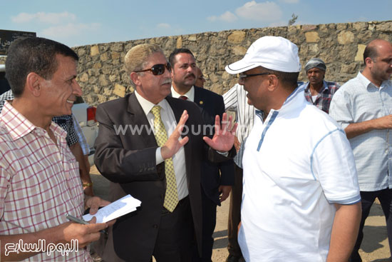 محافظ الإسماعيلية ورئيس المدينة اثناء الجولة  -اليوم السابع -6 -2015