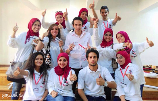 طلاب الحملة خلال التقاط صور تذكارية مع الدكتور عبد الرحمن السمنى -اليوم السابع -6 -2015