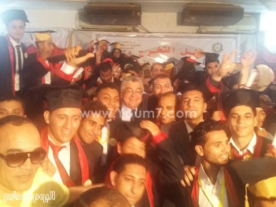قيادات حزب الوفد وسط طلاب الجامعة العمالية -اليوم السابع -6 -2015