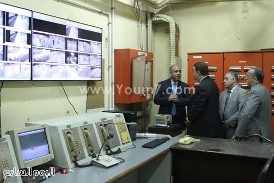 وزير النقل خلال تفقده غرفة التشغيل بمحطة السادات -اليوم السابع -6 -2015