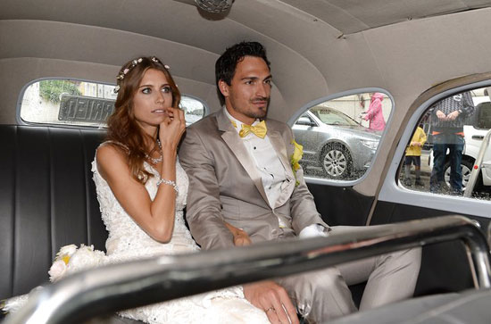 هوميلز بجوار عروسته داخل السيارة. -اليوم السابع -6 -2015