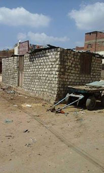 باب وجدران وأقفال مركز الشباب وقد ظهر عليها الصدأ -اليوم السابع -6 -2015