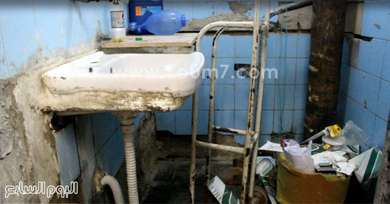 أحد الحمامات بمستشفى جامعة الإسكندرية -اليوم السابع -6 -2015