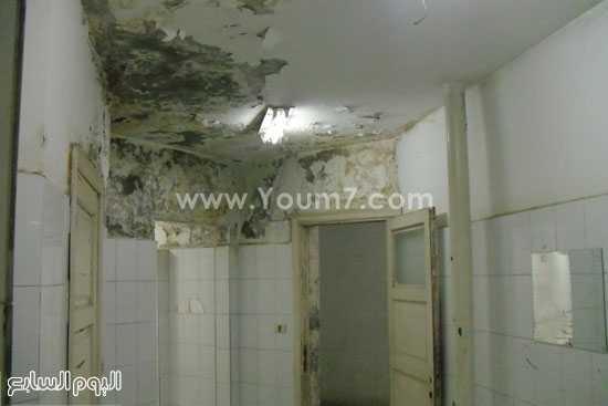 	تشقق السقف داخل حمامات جامعة حلوان -اليوم السابع -6 -2015