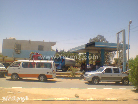 جانب من تكدس السيارات على احدى محطات البنزين -اليوم السابع -6 -2015