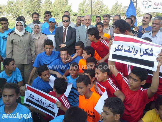 للواء عبد الحميد الحصى والعميد مجدى سعد يتوسطان الأطفال المشاركين في الدورة  -اليوم السابع -6 -2015