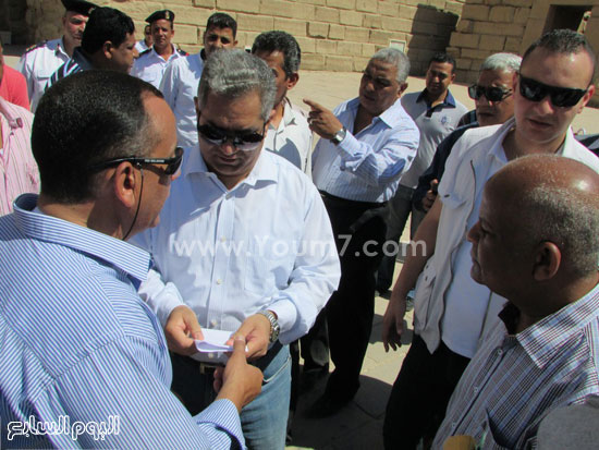 وزير الآثار يتسلم الطلب لإنهاء الأزمة -اليوم السابع -6 -2015