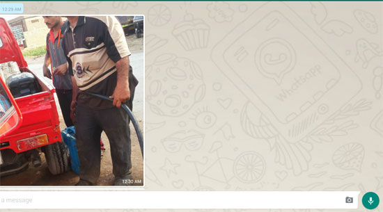 عامل البنزينة يستعد لملء الجراكن فى مخالفة صريحة لتعليمات وزارة التموين والمحافظين -اليوم السابع -6 -2015